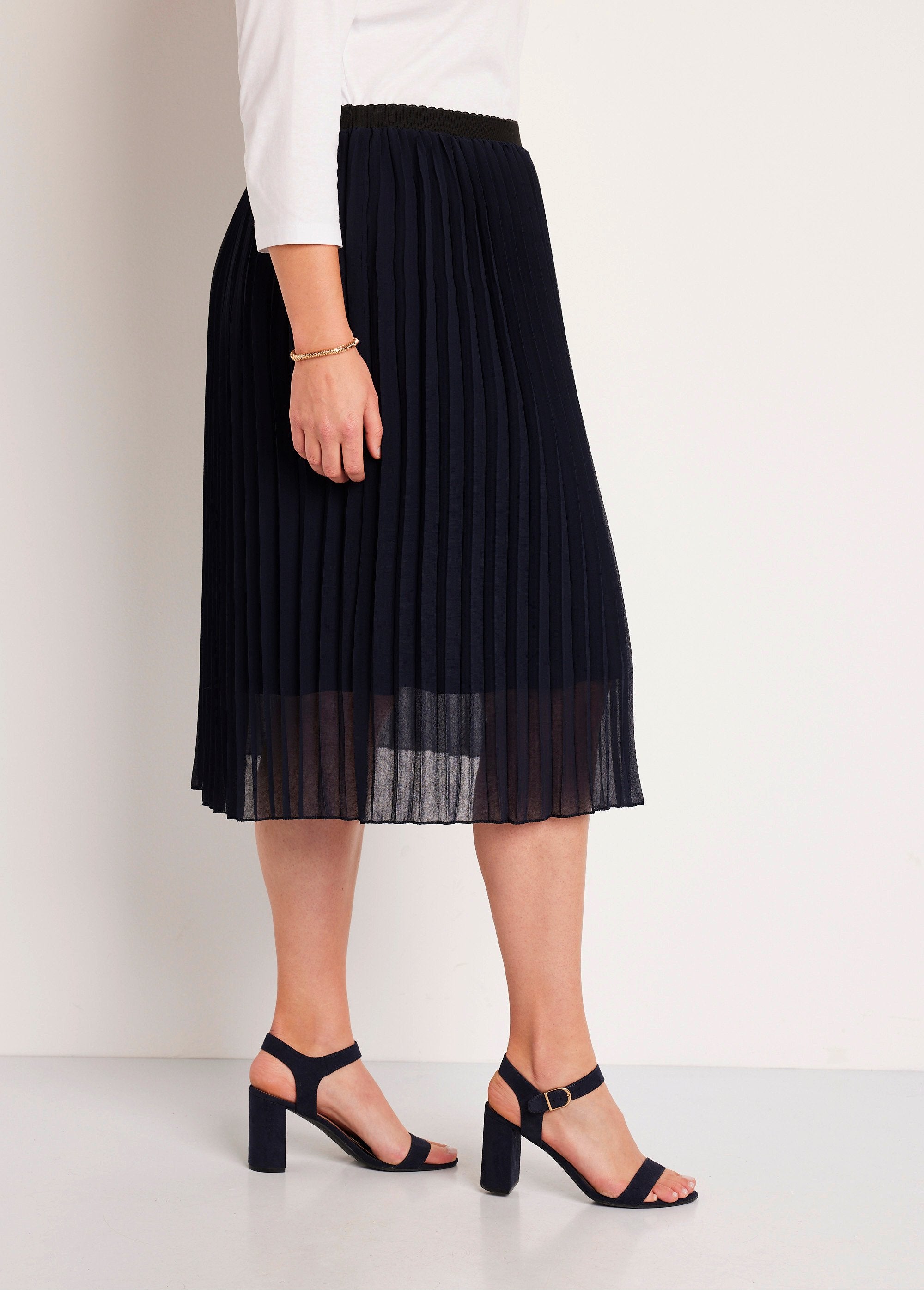 Long_plain_veil_pleated_skirt_Navy_blue_DR1_curvy