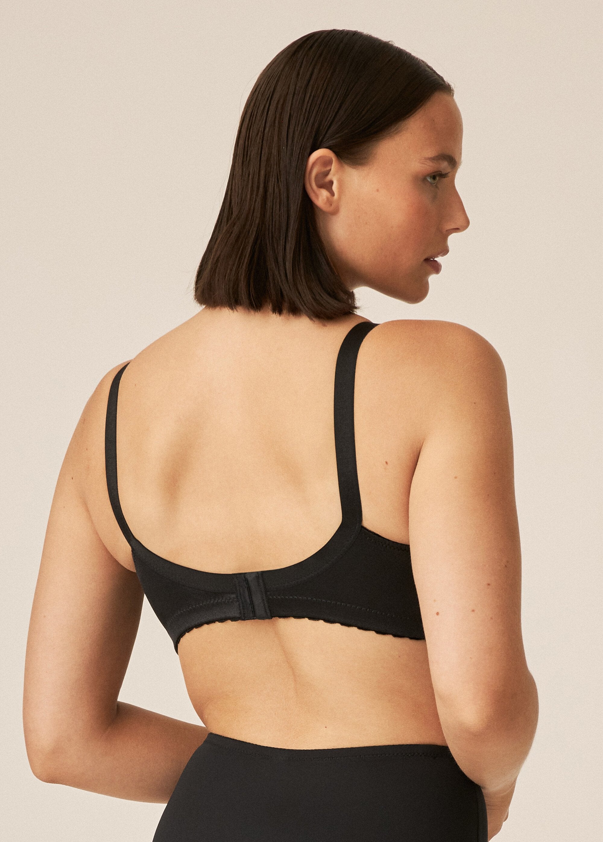 Naturana®_-_Underwired_minimizer_bra_Black_DO1_slim