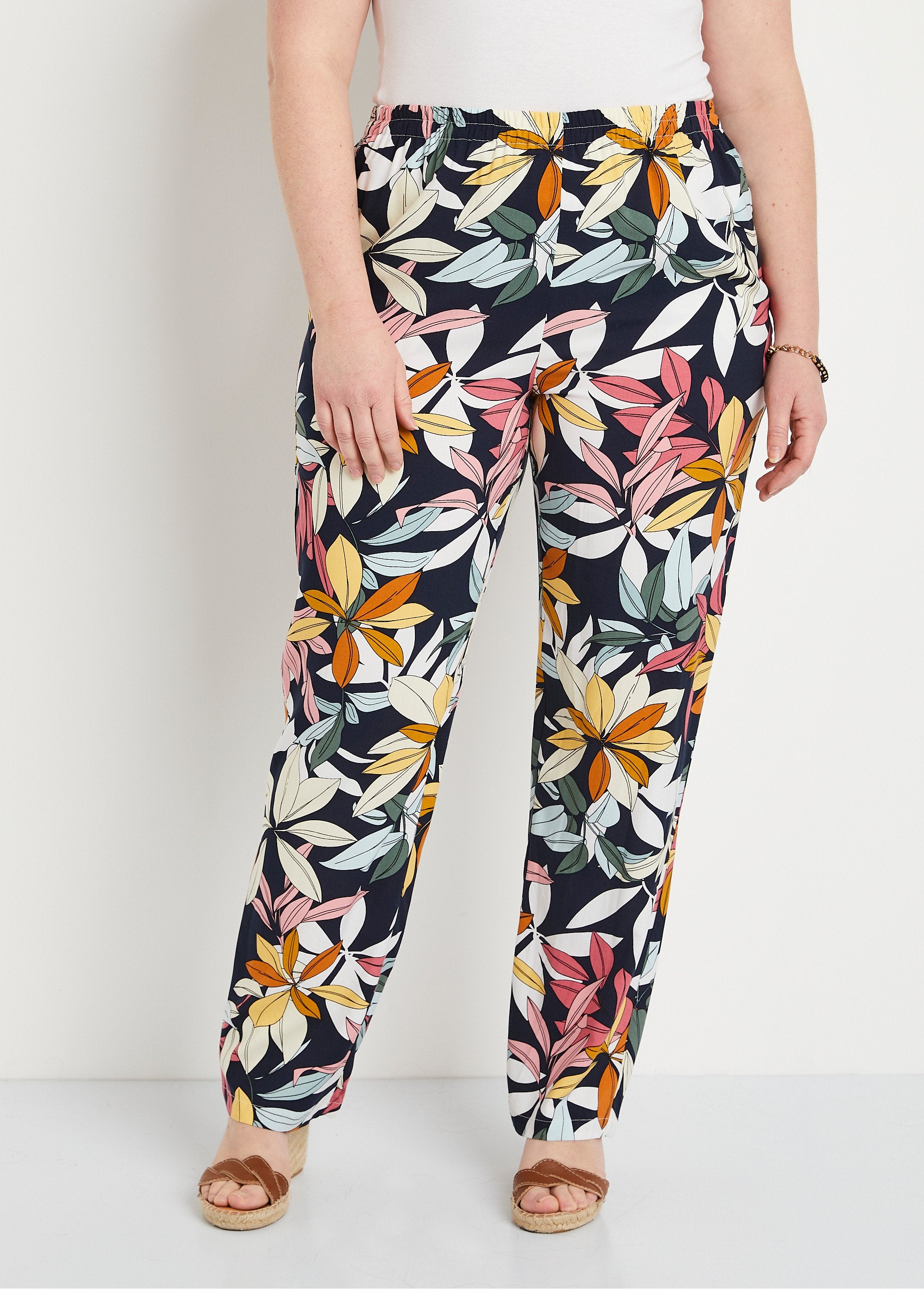 Elasticated_waist_printed_pants_Navy_background_FA2_curvy