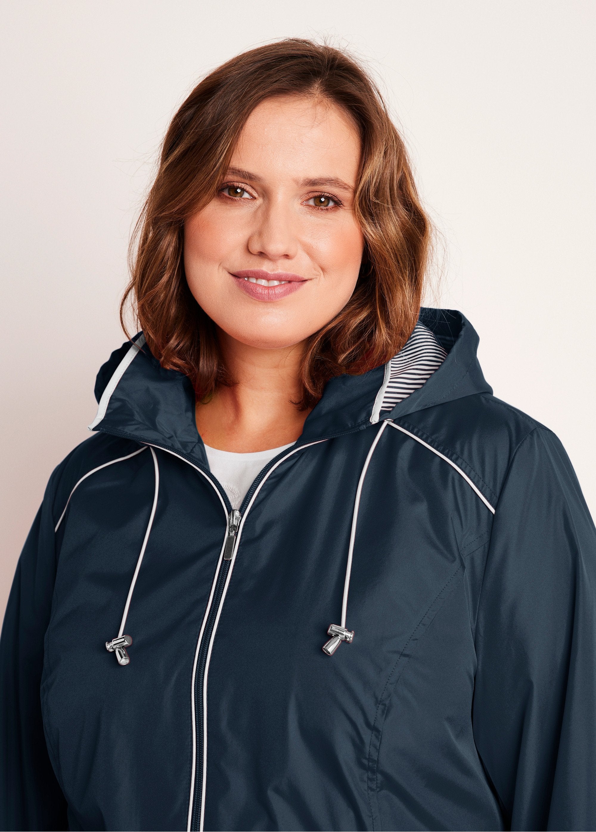 Short_zipped_parka_Marine_DE1_curvy