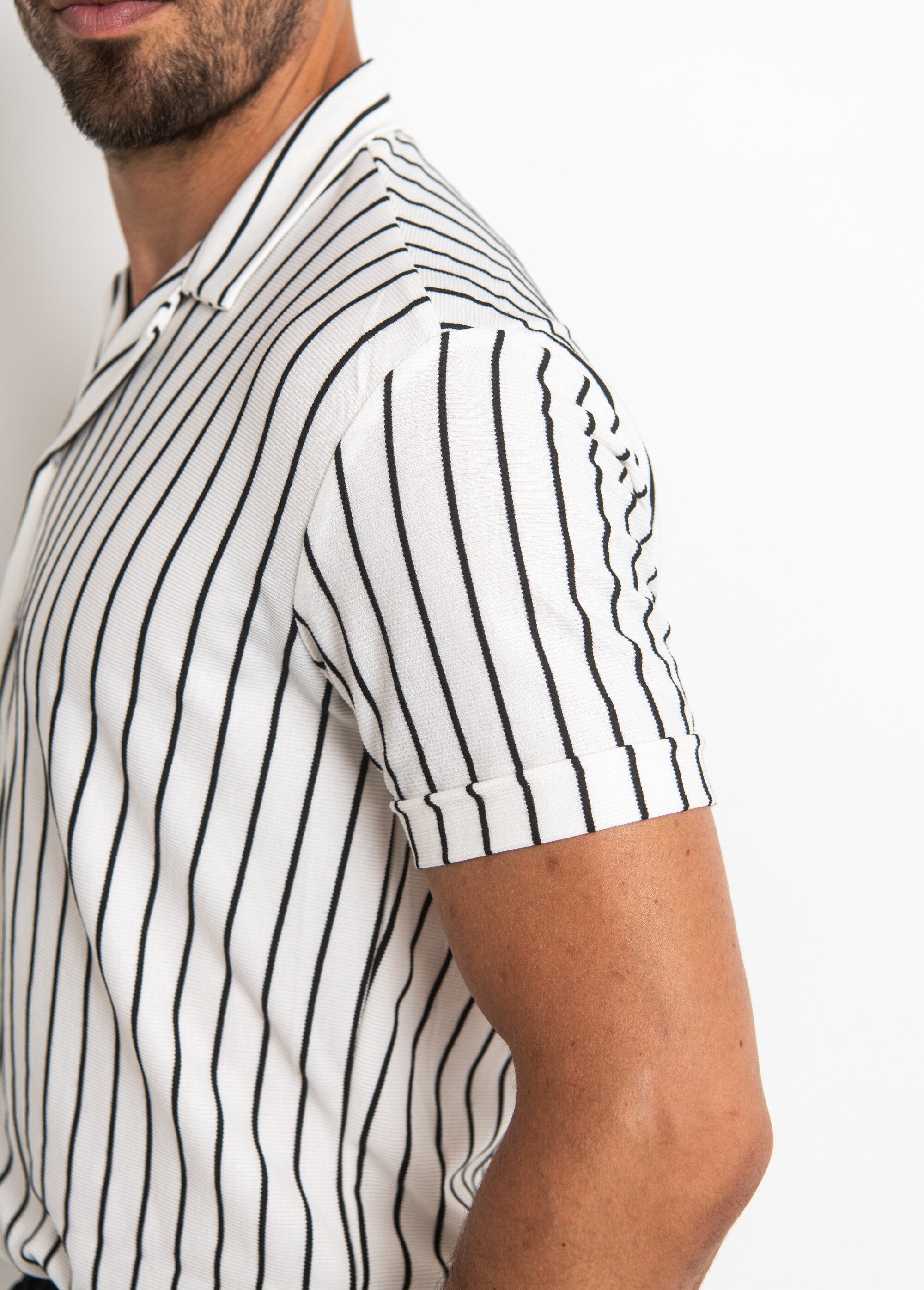 Striped_button-up_polo_shirt_style_White_striped_DE2_slim