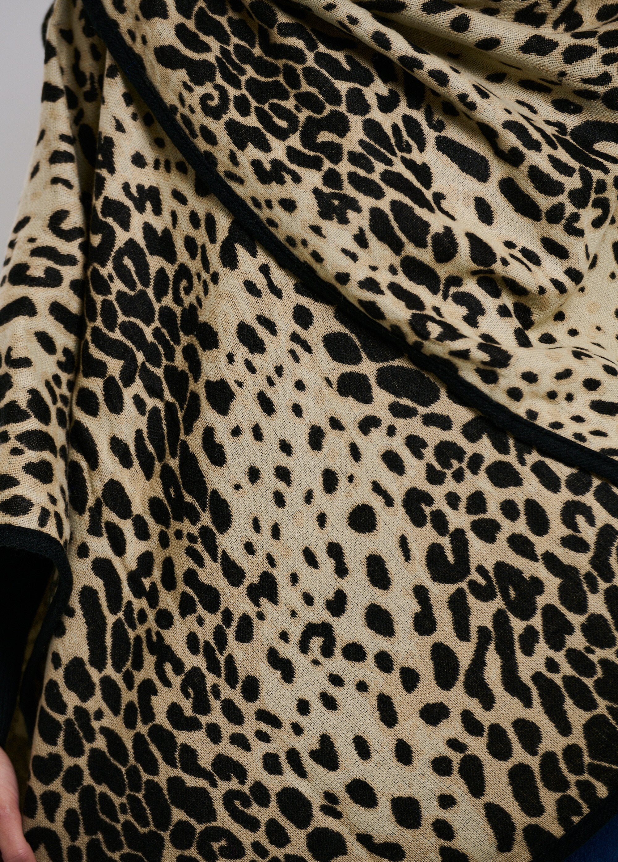 Leopard_print_poncho_with_matching_bias_Leopard_DE2_slim