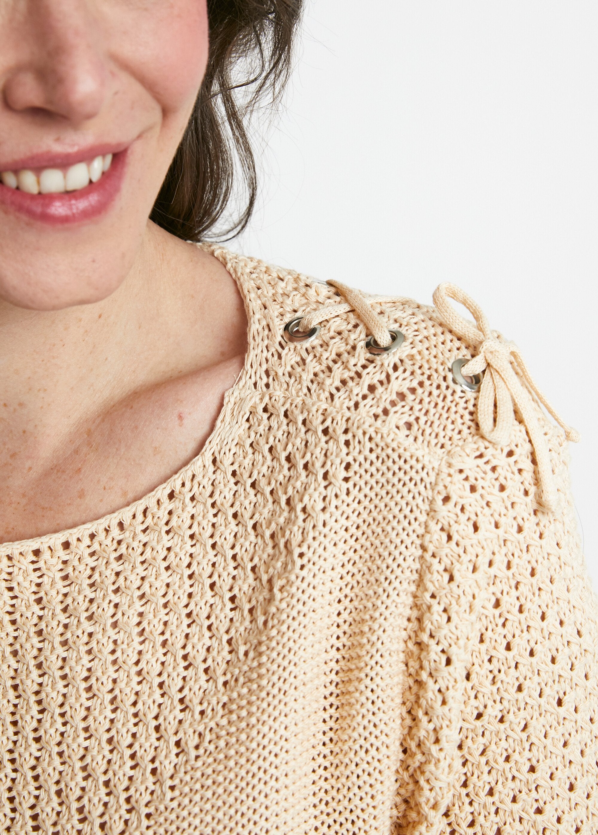 Round_neck_sweater_with_fancy_lacing_String_DE3_slim