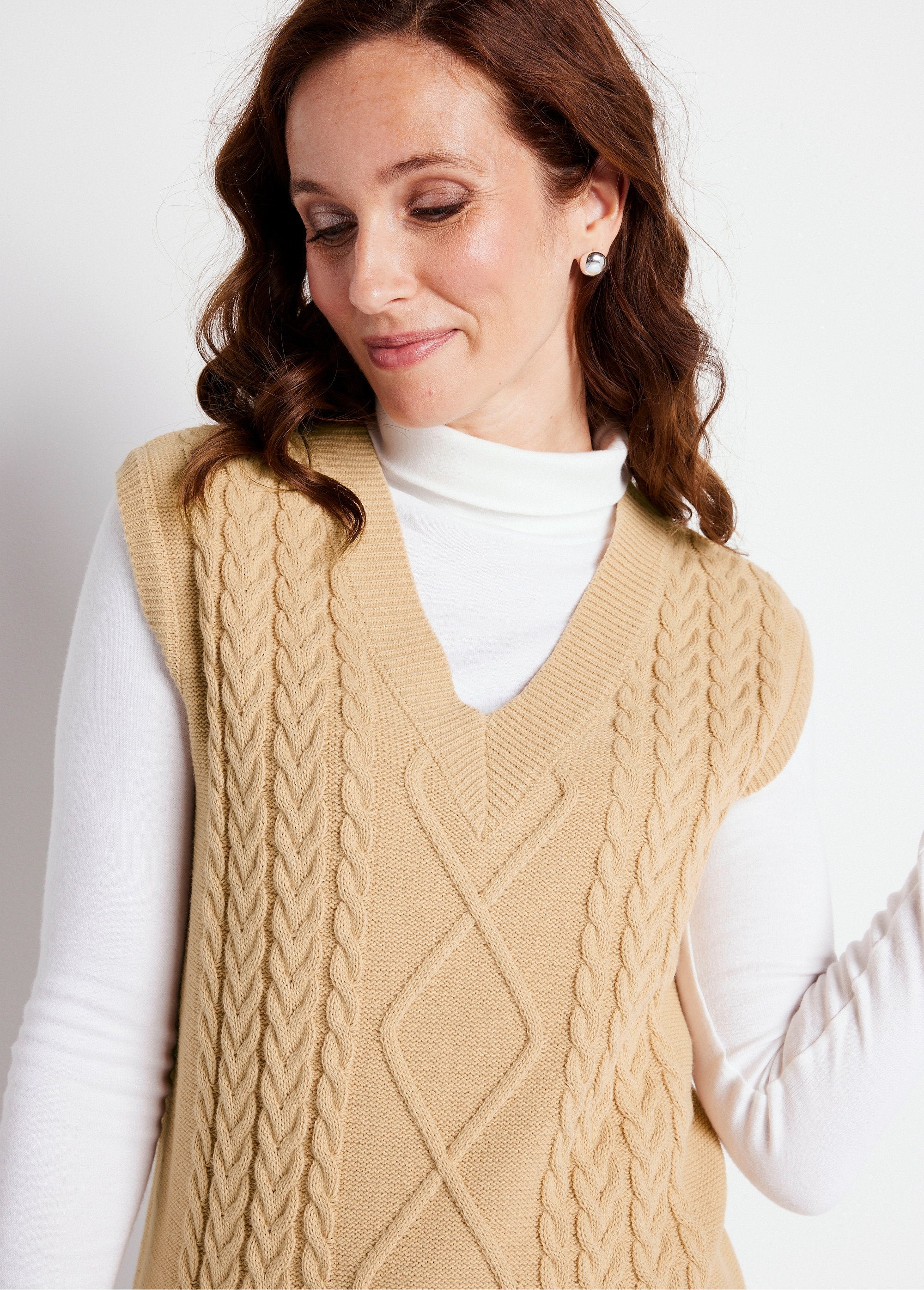 Fancy_knit_sleeveless_V-neck_sweater_Beige_DE1_slim