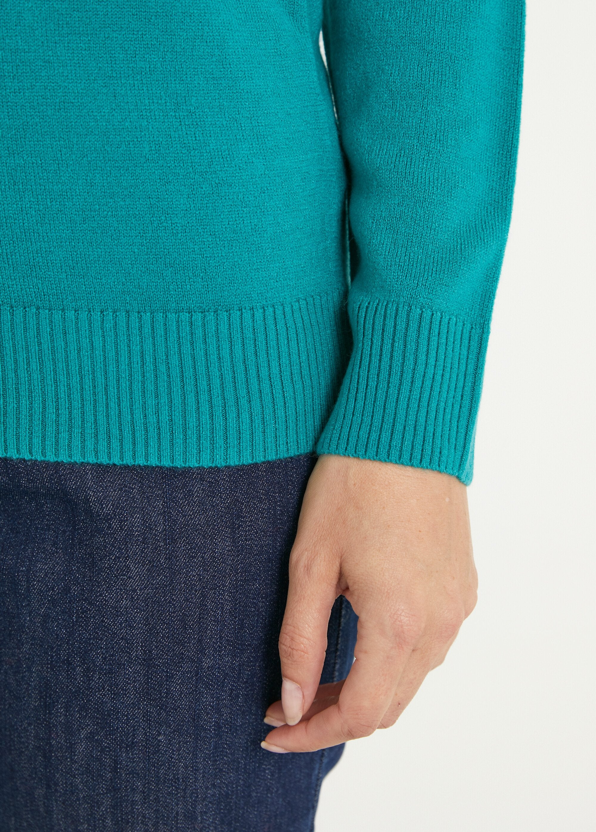 Soft_long-sleeved_V-neck_sweater_Green_DE2_slim