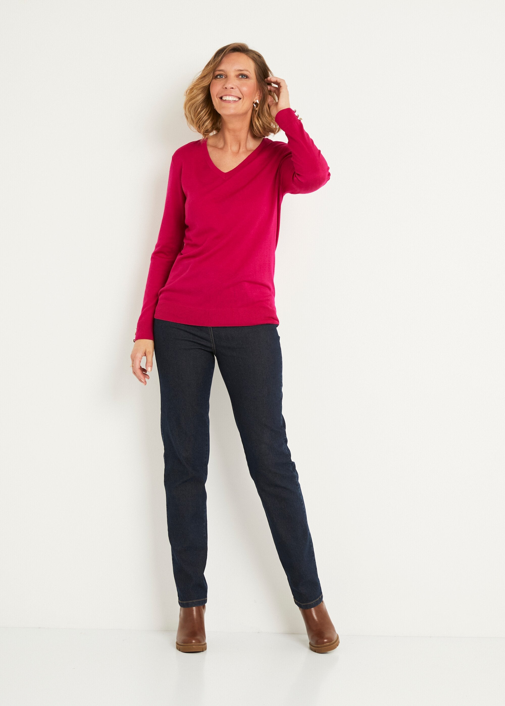 Fine_V-neck_sweater_in_plain_jersey_with_merino_wool_Cassis_SF1_slim