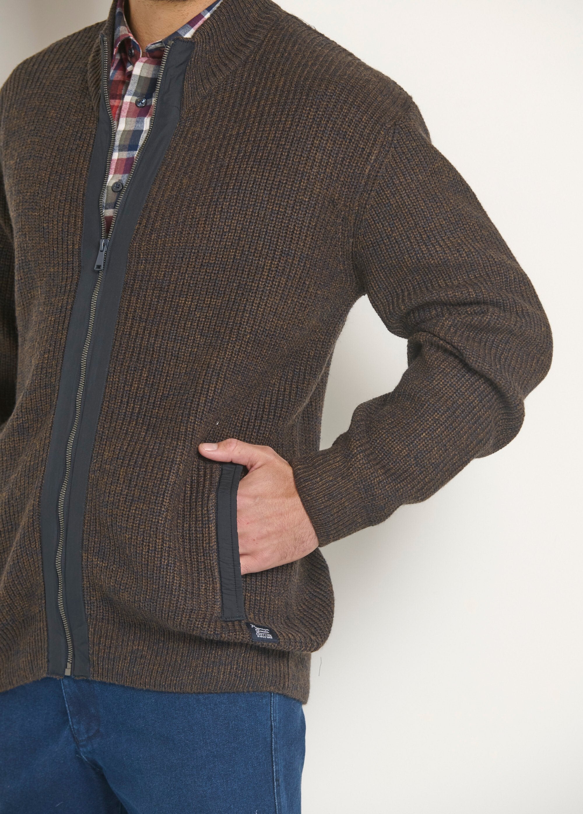 Warm_wool_zipped_vest_Brown_DE2_slim