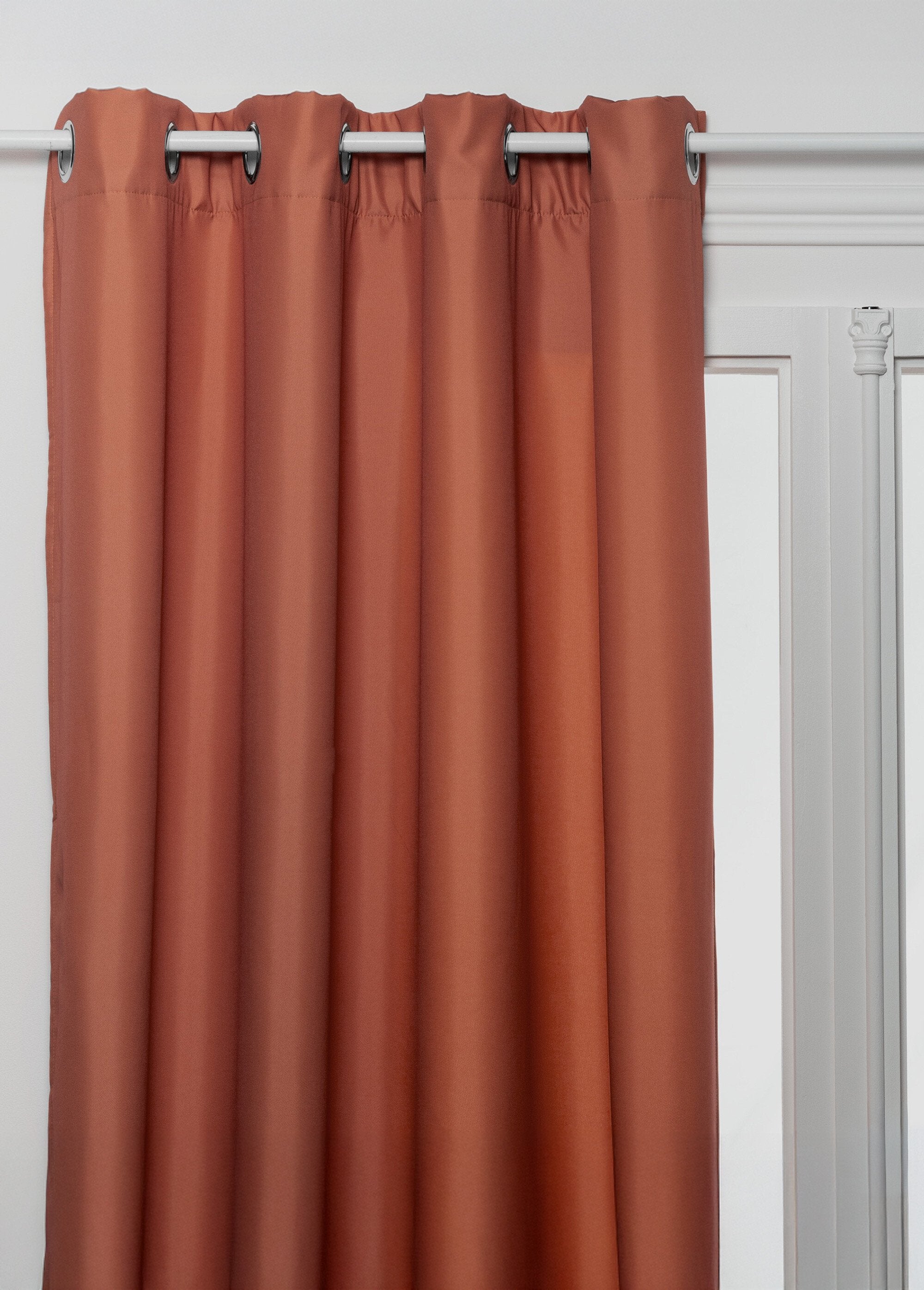 Insulated_curtain_with_metal_eyelets,_140x260cm_Terracotta_FA1_slim