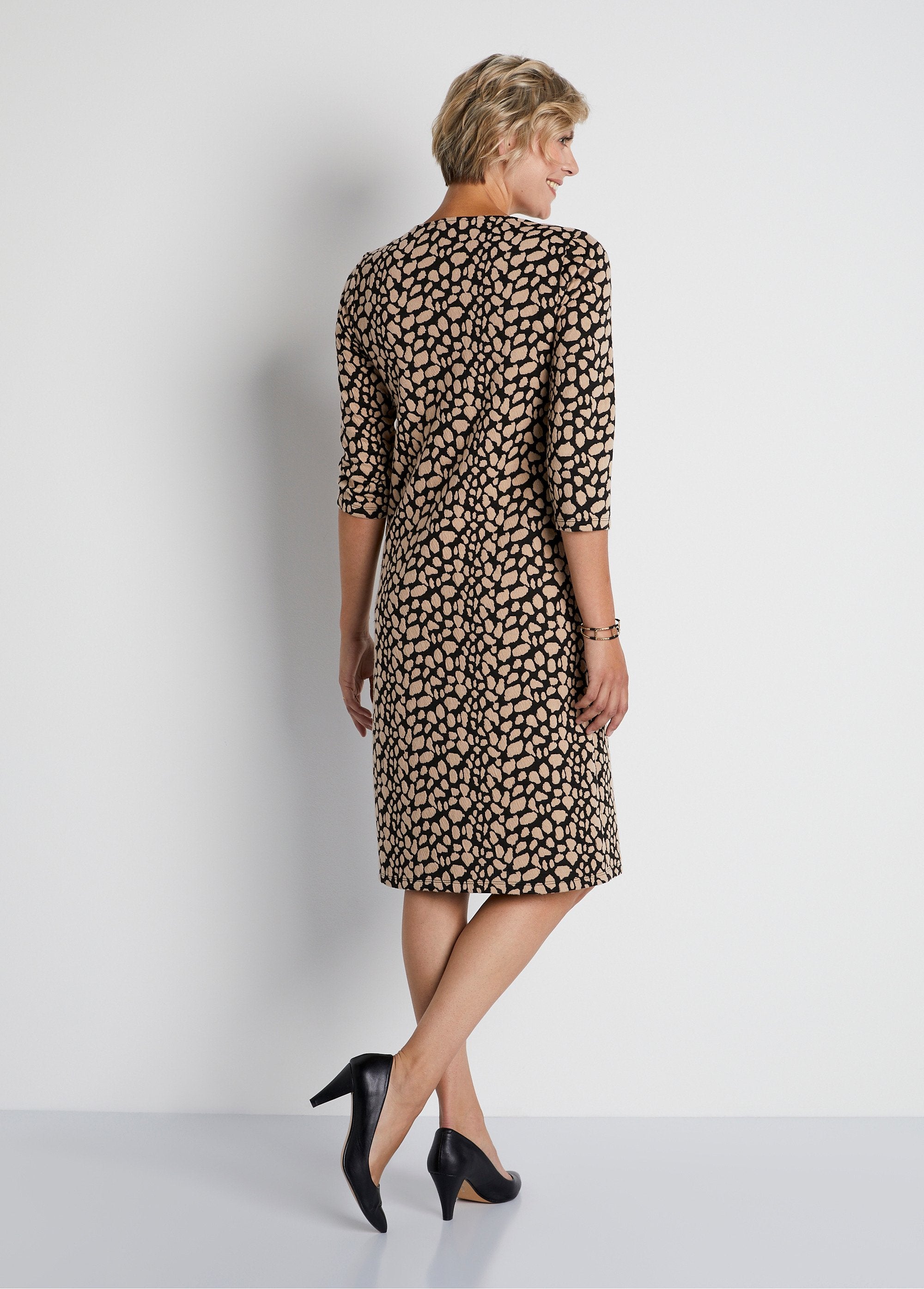 Loose_short_two-tone_jacquard_dress_Black_and_beige_DO1_slim