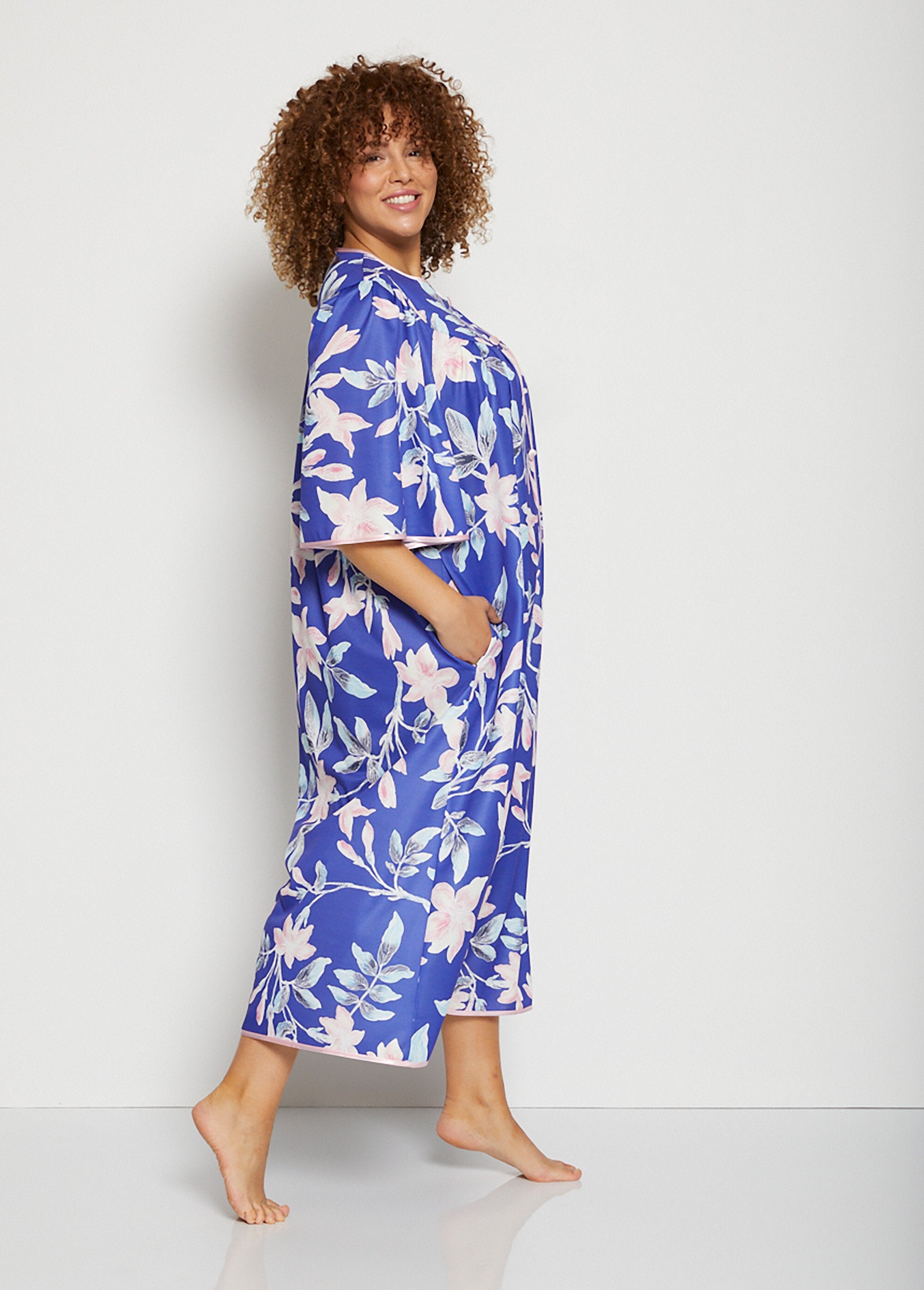 Floral_satin_buttoned_bathrobe_Blue_background_DR1_curvy