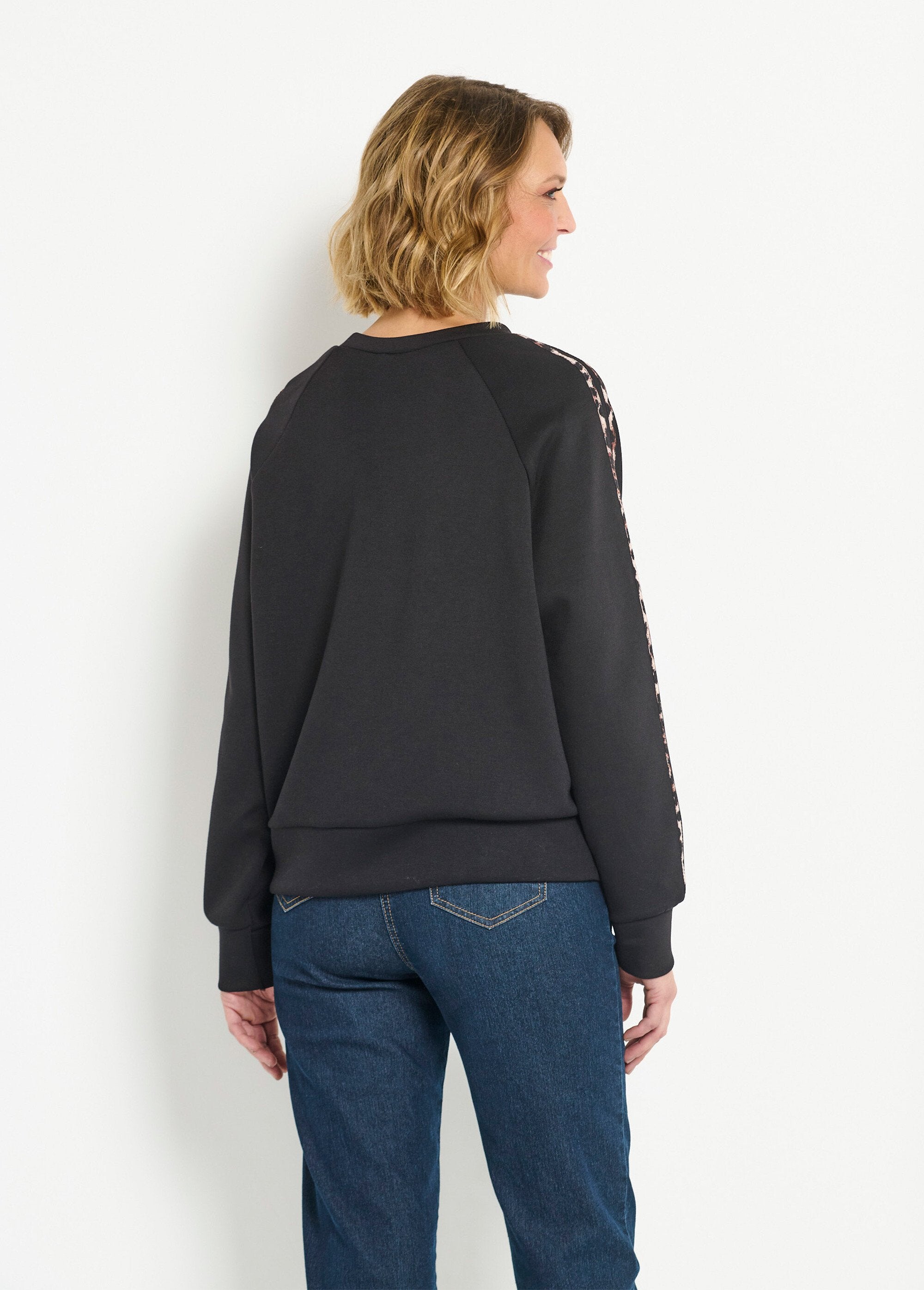 Round_neck_comfort_sweatshirt_with_leopard_stripes_Black_DO1_slim