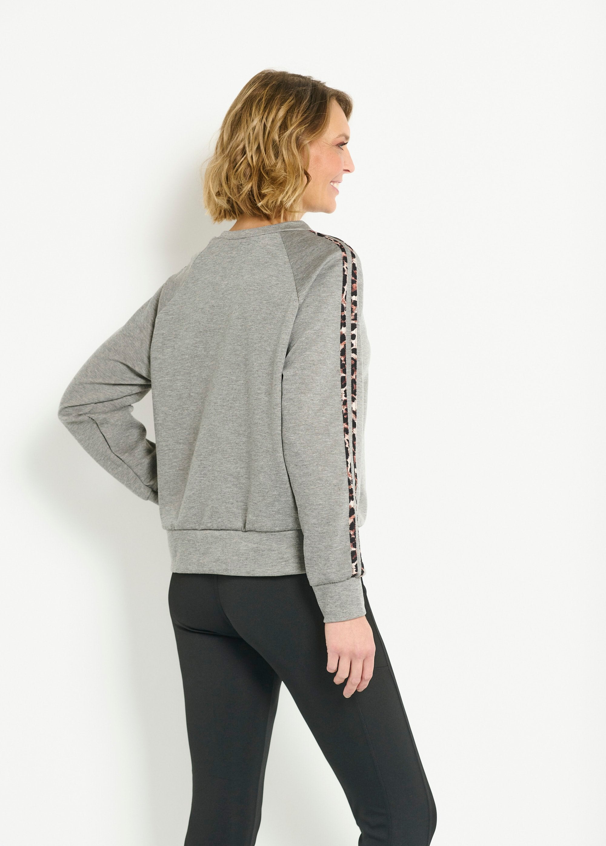 Round_neck_comfort_sweatshirt_with_leopard_stripes_Gray_DO1_slim