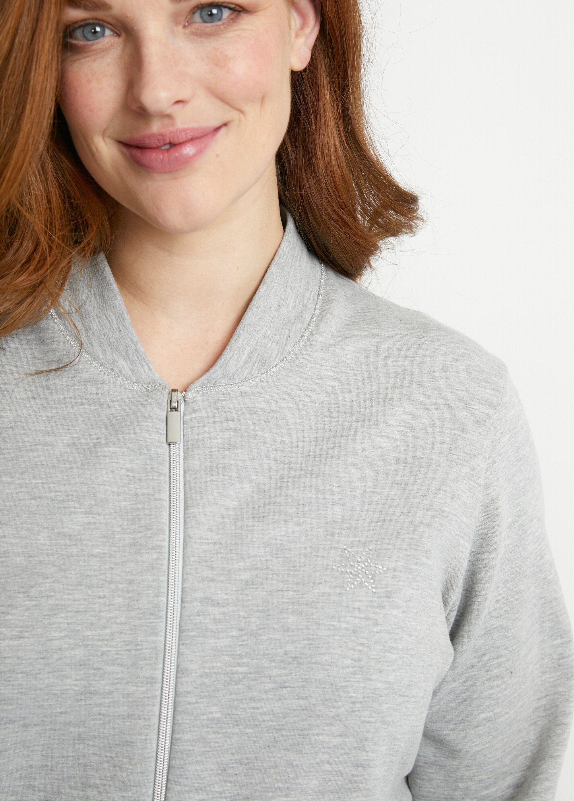 Long-sleeved_zipped_indoor_sweatshirt_Heather_gray_DE1_curvy