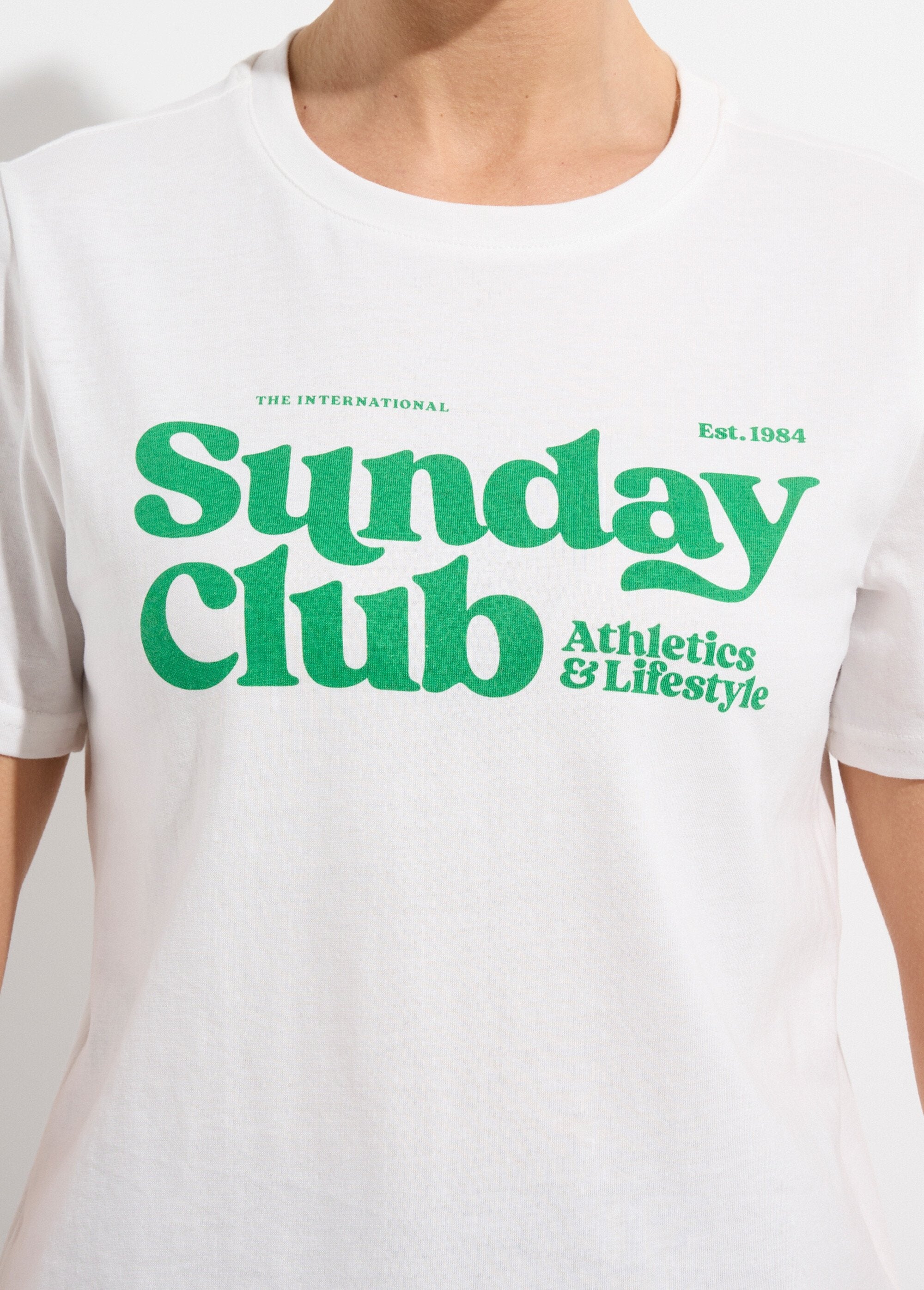 White_T-shirt_with_Sunday_Club_lettering_White_and_green_DE1_slim