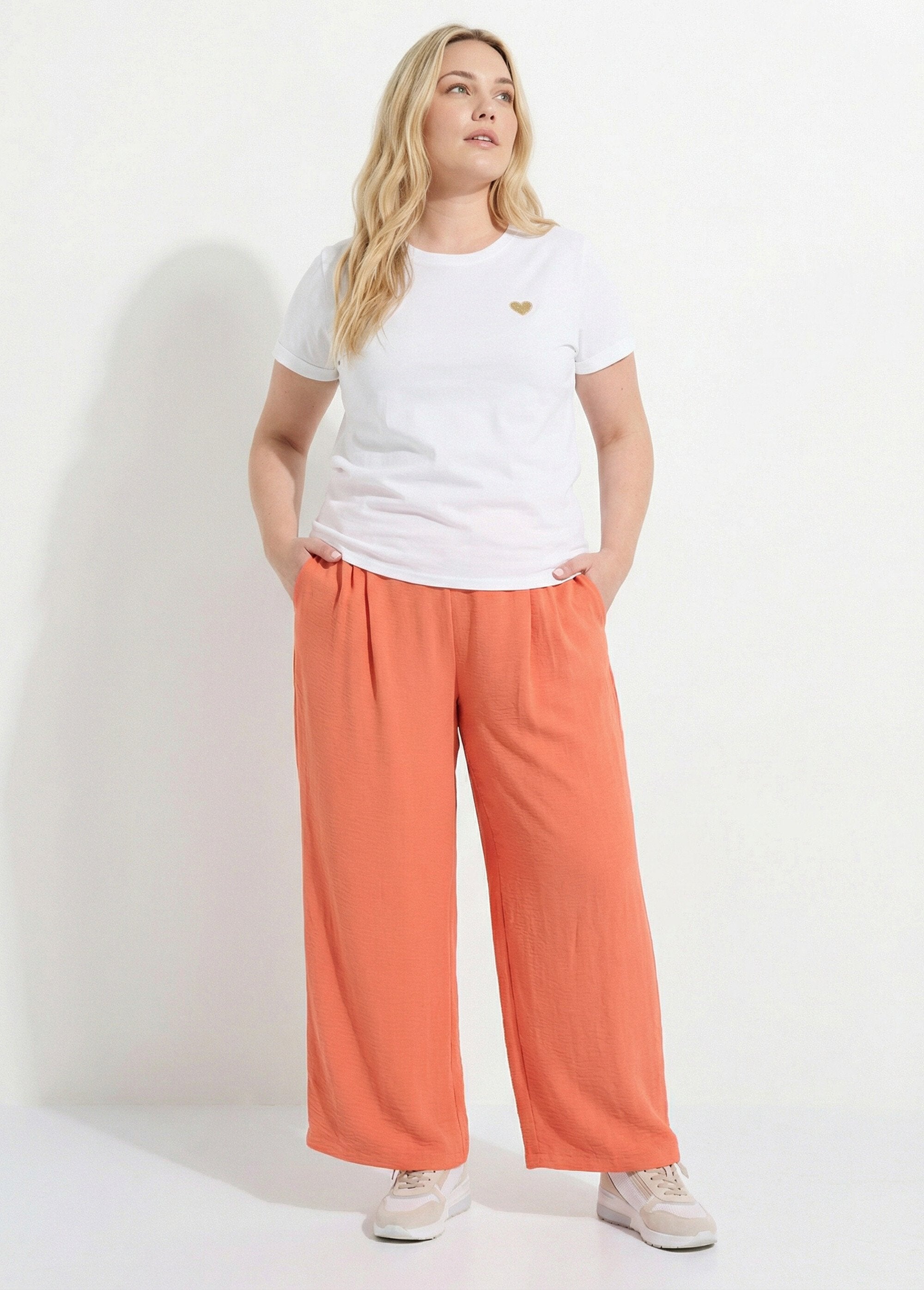 Crew_neck_T-shirt_with_heart_embroidery_White_and_gold_SF1_curvy