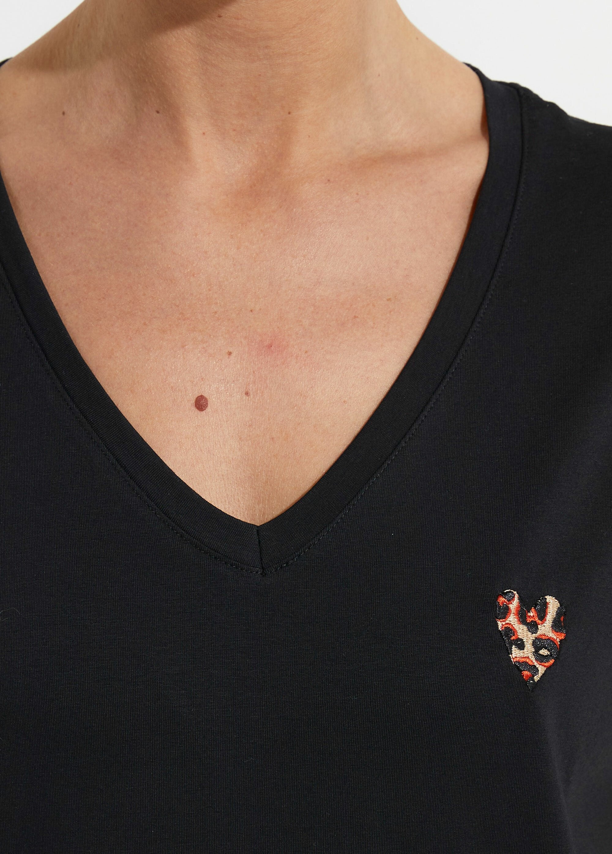 V-neck_T-shirt_with_neon_leopard_embroidery_Black_DE2_slim