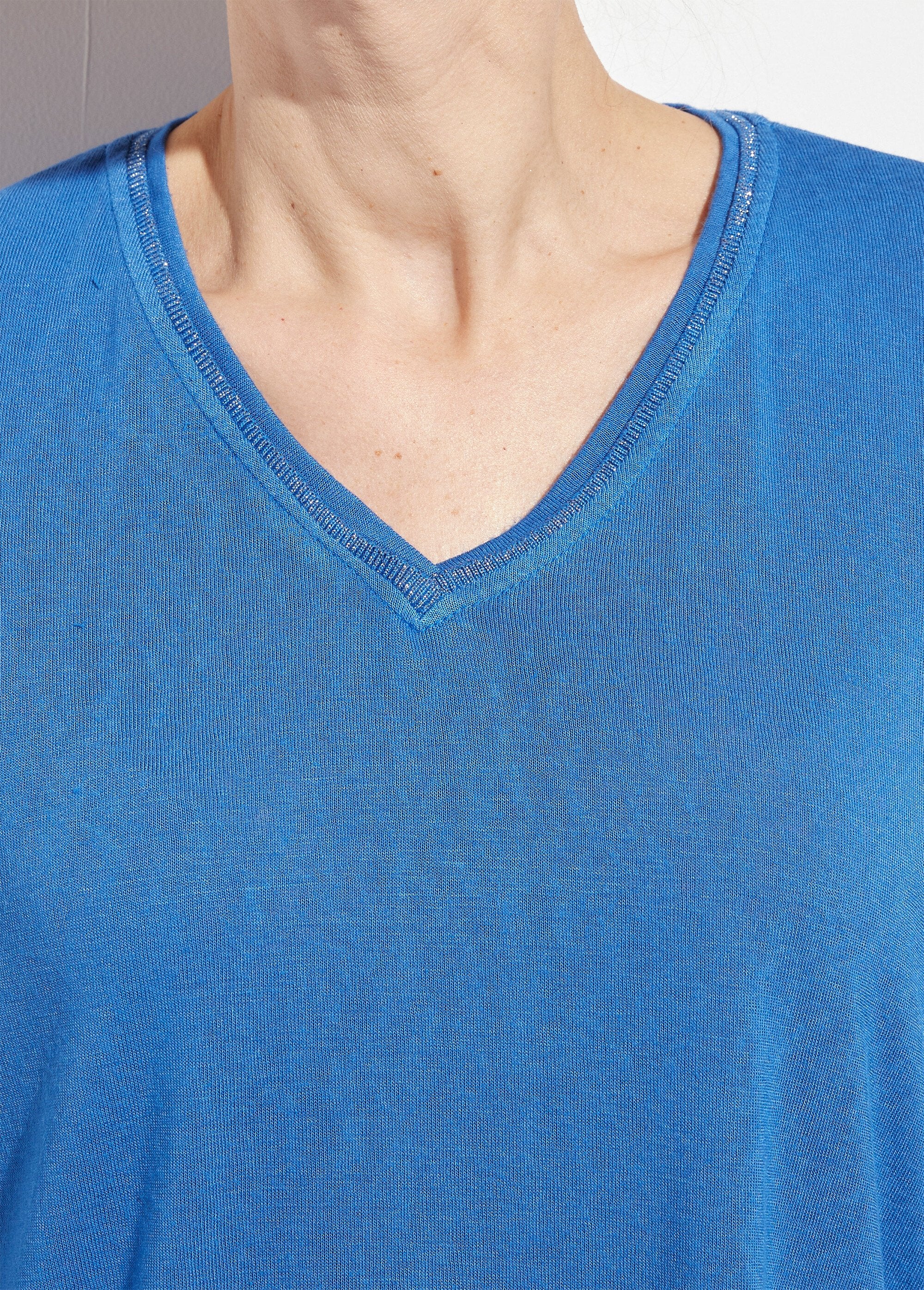 Metallic_V-neck_T-shirt_with_kimono_sleeves_Bright_blue_DE1_slim