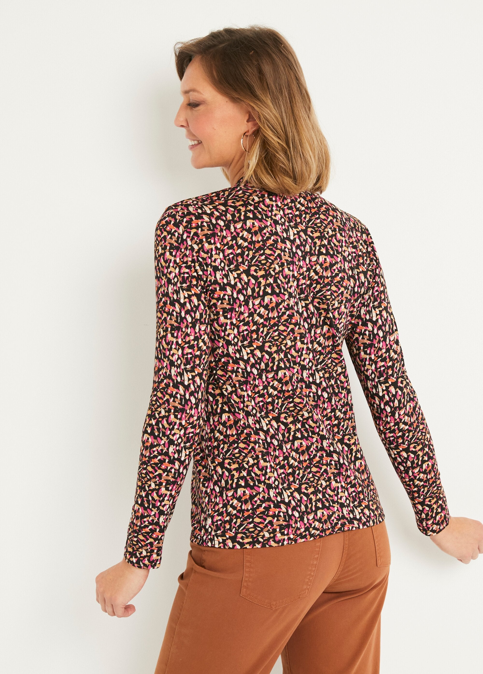 Printed_cropped_T-shirt_with_high_neck_Black_and_fuchsia_DO1_slim