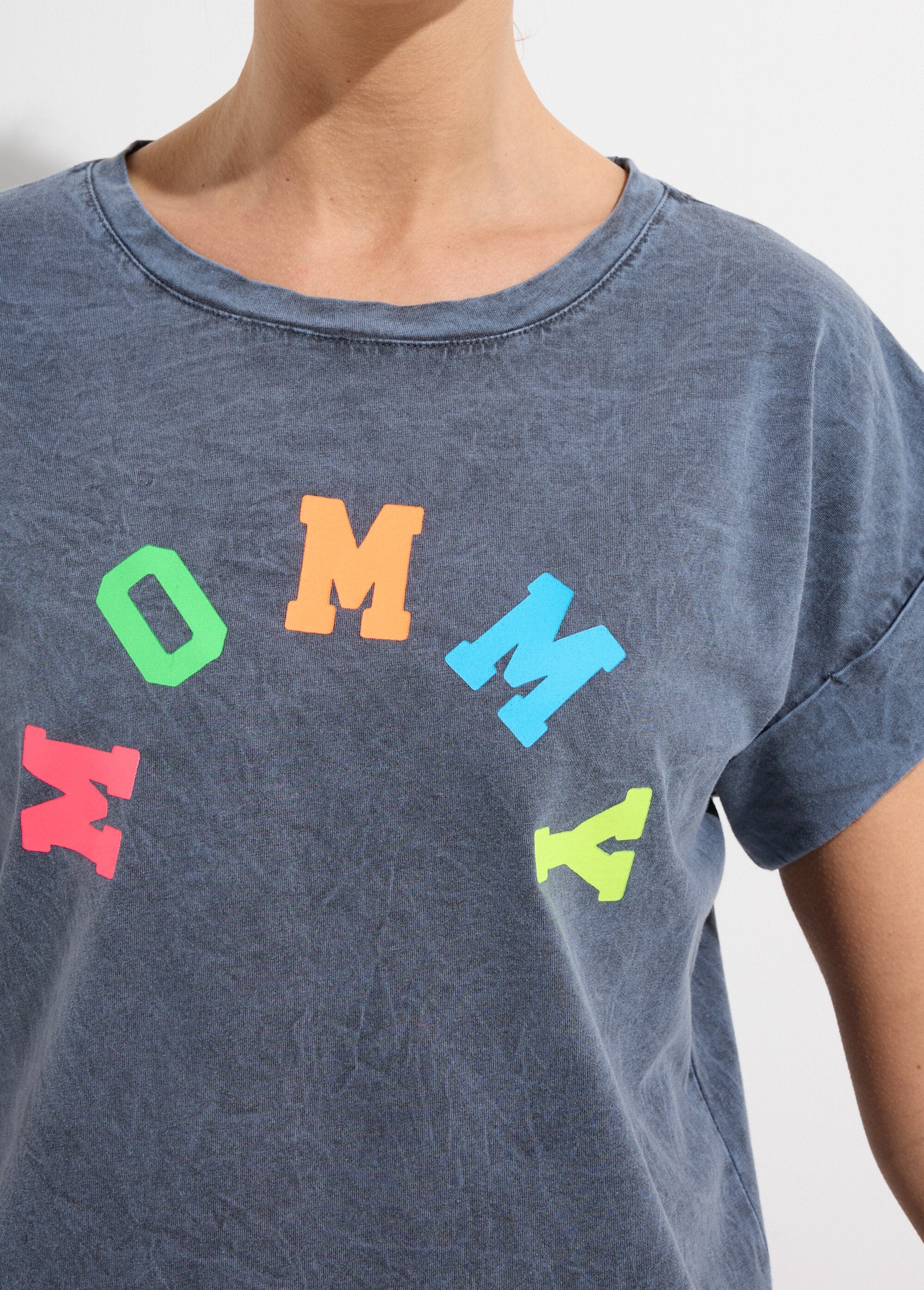 Faded_T-shirt_with_"Mommy"_inscription_Gray_DE1_slim