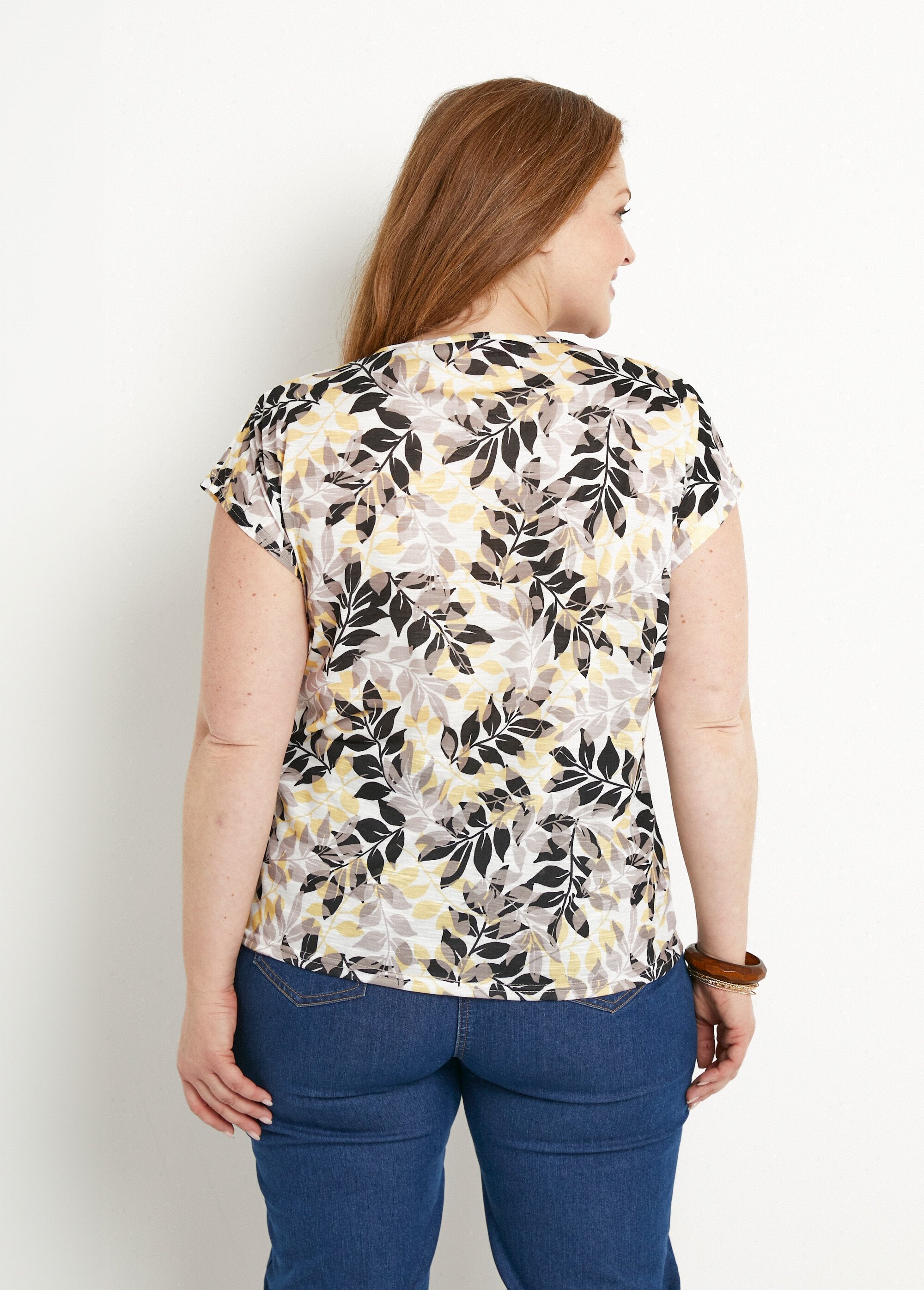 Short-sleeved_T-shirt_with_leaf_print_and_round_neck_Beige_and_black_DO1_curvy