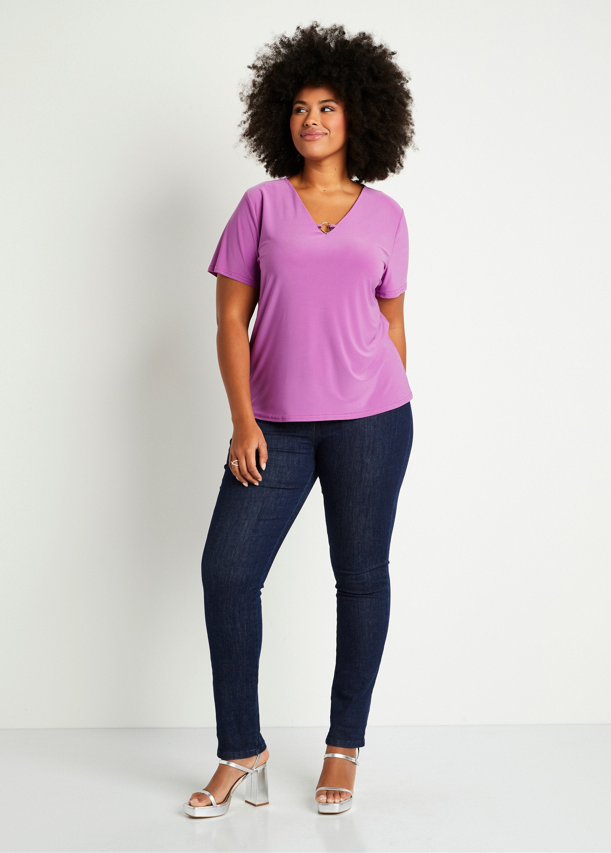 Plain_or_printed_short-sleeved_T-shirt_Plain_purple_SF1_curvy