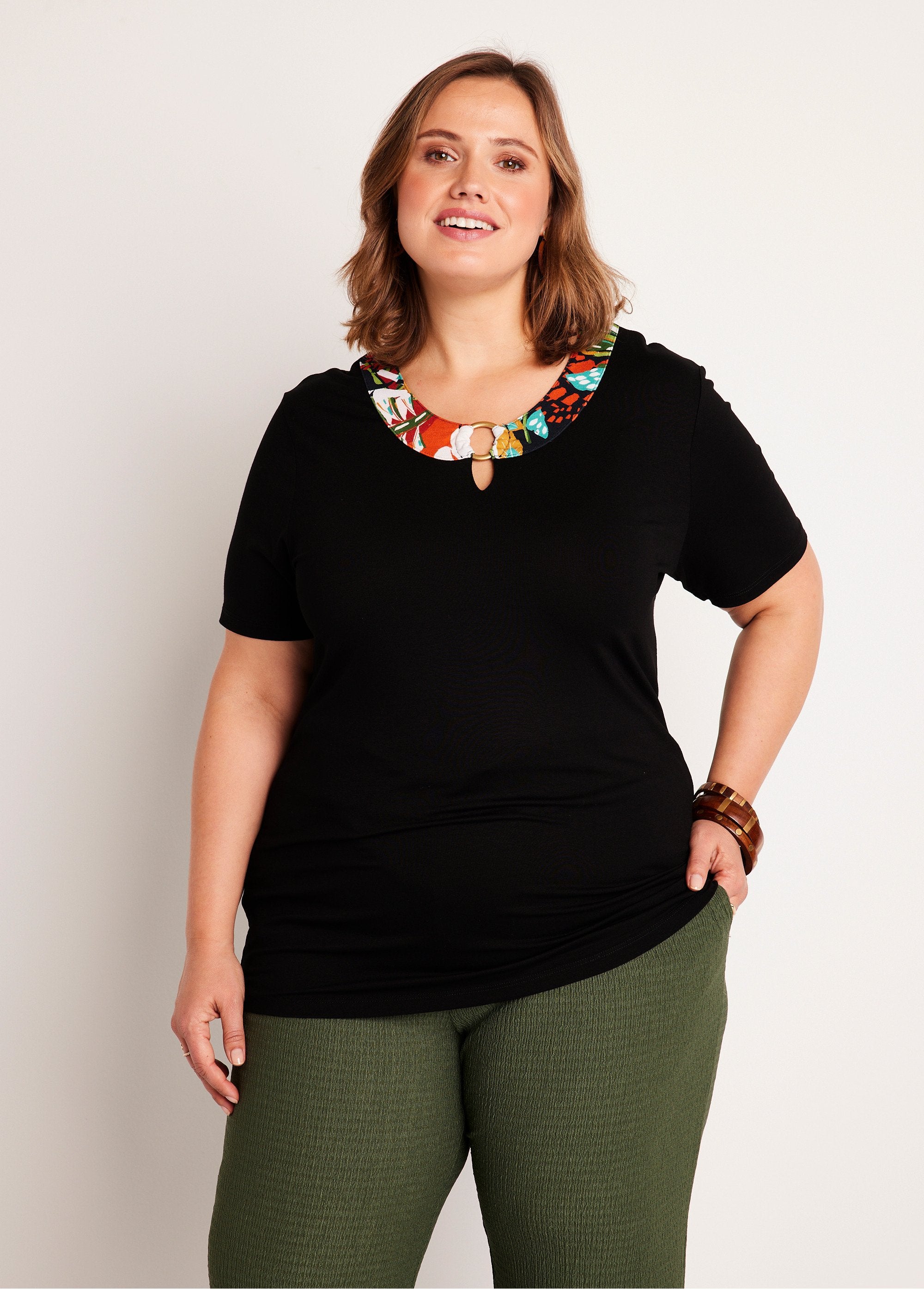 Plain_or_printed_short-sleeved_T-shirt_Plain_black_FA1_curvy