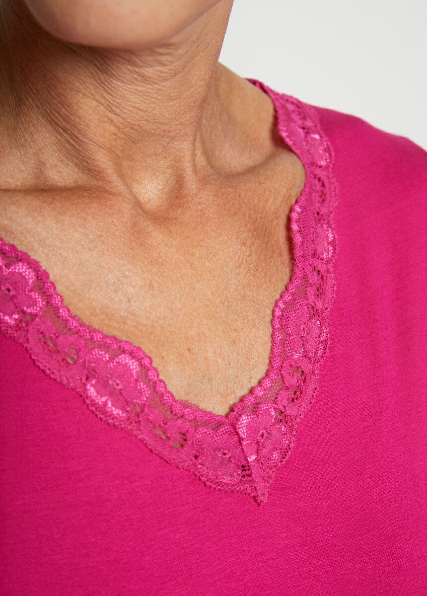 Short_lace_V-neck_long-sleeved_t-shirt_Fuchsia_DE2_slim