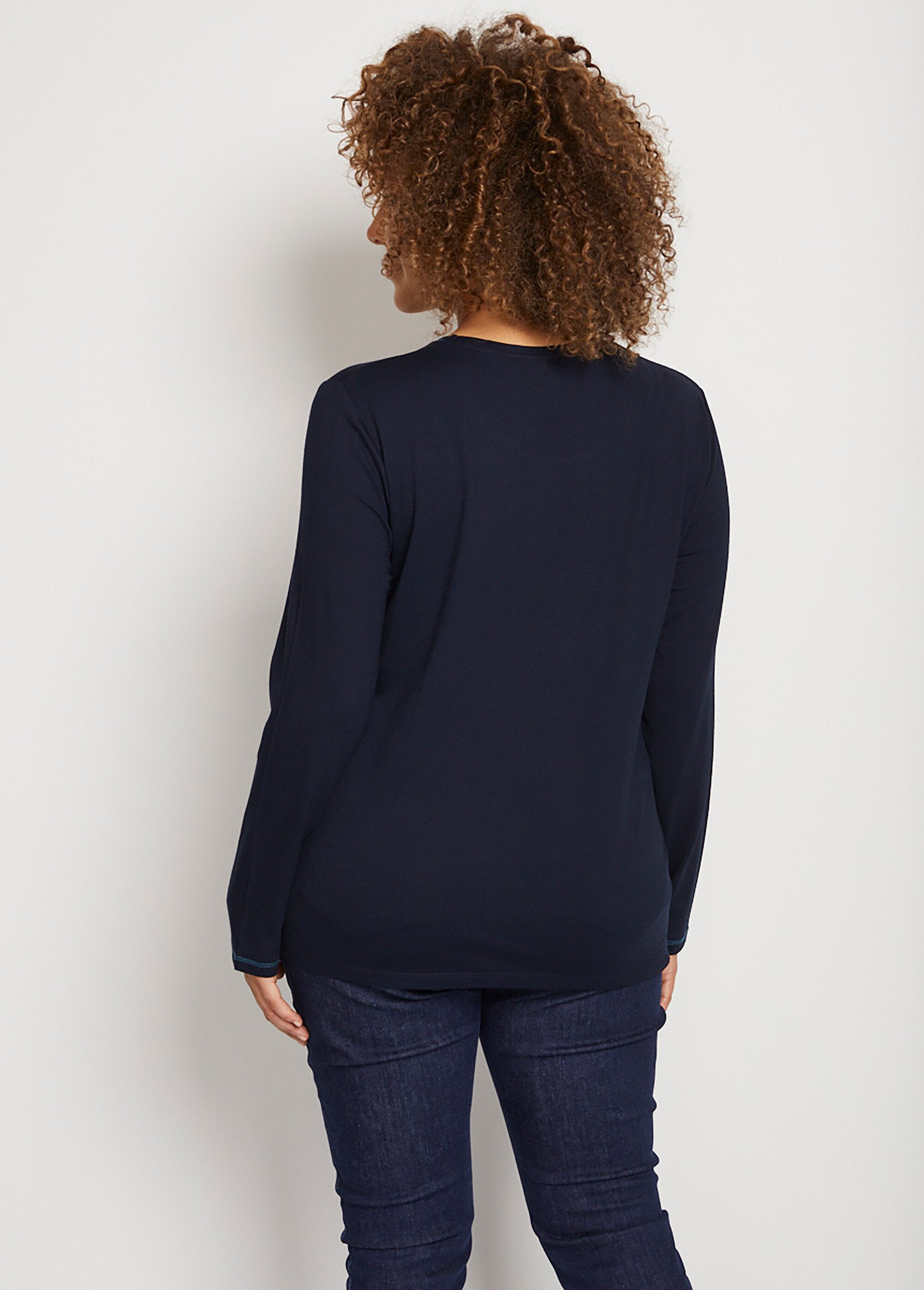 Long-sleeved_T-shirt_with_placed_pattern_Navy_background_DO1_curvy