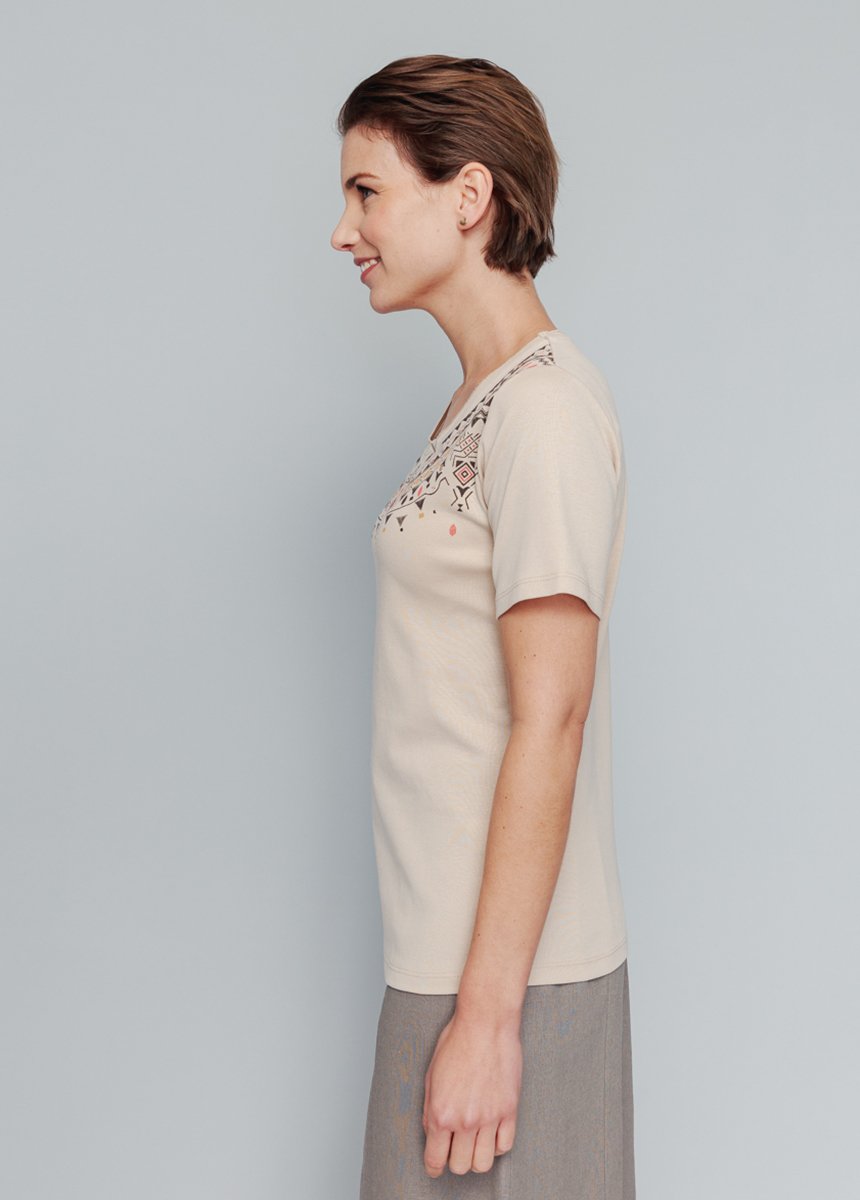 Short-sleeved_t-shirt_with_studded_pattern_collar_Sand_DR1_slim